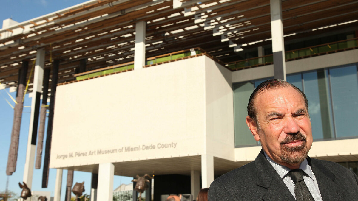 Inside, find high ceilings, pale wood floors, a large living room, a chef’s kitchen and a master suite with a private office. derek-scheidt.cb1.so/cblp1x