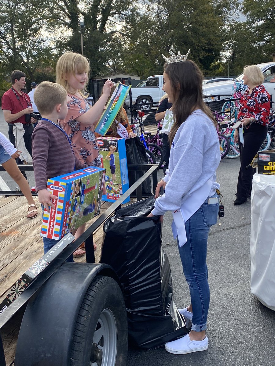 ella_brannon's tweet photo. The Syl Syl Toy Drive was yesterday and I’m so glad it was carried on in the midst of 2020 craziness! It’s always fun to donate and see so many toys for kids during Christmas. I’m honored to serve a city that comes together to give back and honor Sylvia Holtzclaw! https://t.co/J3MCf5u2nF