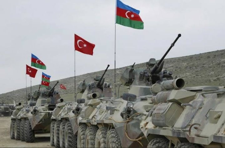 VedatAkbs's tweet photo. Yalın ayak sürüldük

Tanklarla geri döndük! 

Karabağ Azerbaycan'dır! 🇹🇷🇦🇿 
#Azerbaycan #Karabağ https://t.co/Dy8ctjogf7