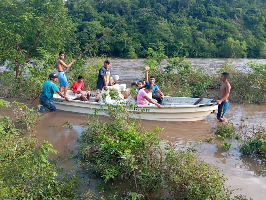 Mariposa_248's tweet photo. #Nicaragua
Juventud Sandinista entregada al pueblo nicaragüense ❤️🖤 y sobre todo a aquellos que más lo necesitan! 🤝
Movilizados en amor ❤️ entregando paquetes alimenticios a familias que han sido afectadas por el #HuracanEta en #Cusmapa #Madriz
#EnVictoriosaEsperanza https://t.co/7SufNQm0pa