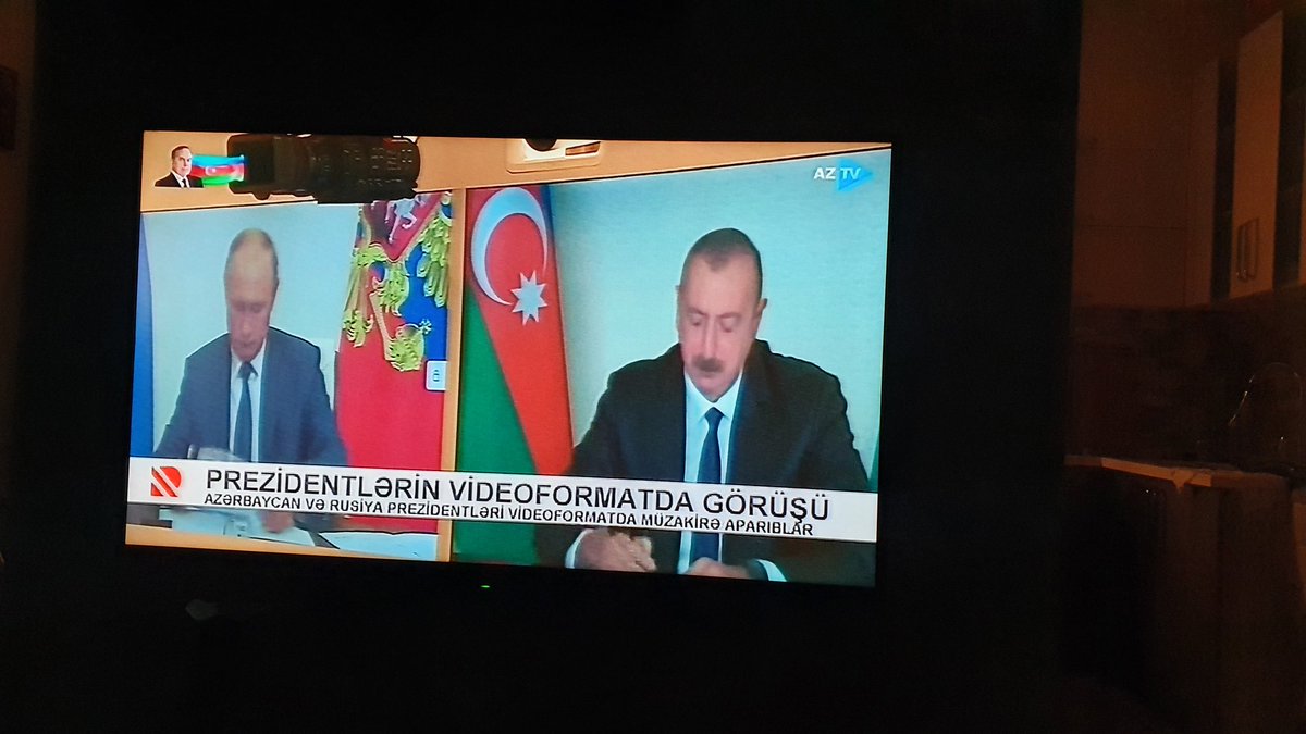 ashurbeyli's tweet photo. Исторический момент! Господин Президент ставит подпись, под документом, ставящим точку в 30-и летней окупации нашей страны!!!! 
Да здравствует Азербайджан! Да здравствует Ильхам Алиев! Да здравствует освободительная Армия Азербайджана!! 
#КарабахэтоАзербайджан https://t.co/vuY78TnyP1