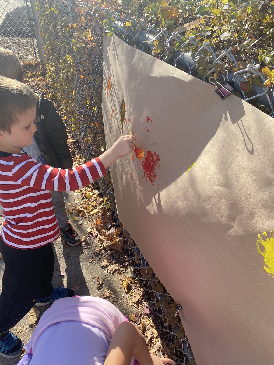 KinderExplorat1's tweet photo. Today we went on a nature walk and happened upon some interesting leaves. We decided to make them into natural paint brushes to see what masterpiece we could create! @DrDSuzukiSchool https://t.co/pkBmDQ7Ij0