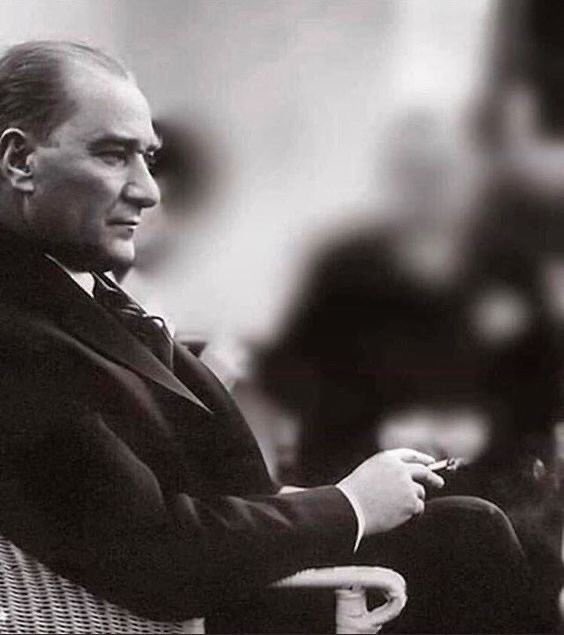 EralElif's tweet photo. "Atatürk'ü anlamak, yıldönümü Atatürkçülerinin yaptığı gibi yalnız yaptıklarını listelemekle bitmez. En başa gitmek gerek. O'nun yaşamı bir yüzyılın yürüyüşünün öyküsüdür. O, tarihin içinde öğrenerek yetişmiş bize Atatürkçülük yolunu bu öğrenişlerle açmıştır."
N. Berkes
#10Kasim https://t.co/nBYIq0ftSx