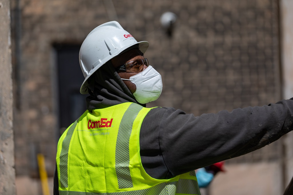 ComEd's tweet photo. The pandemic continues to create financial hardship &amp; we’re finding new ways to assist. Our Helping Hand program offers a one-time grant of up to $300 to help low-income residential customers &amp; those who express financial hardship reduce past-due balances: https://t.co/t6hEIBKEKN https://t.co/MnE9IEf6fL