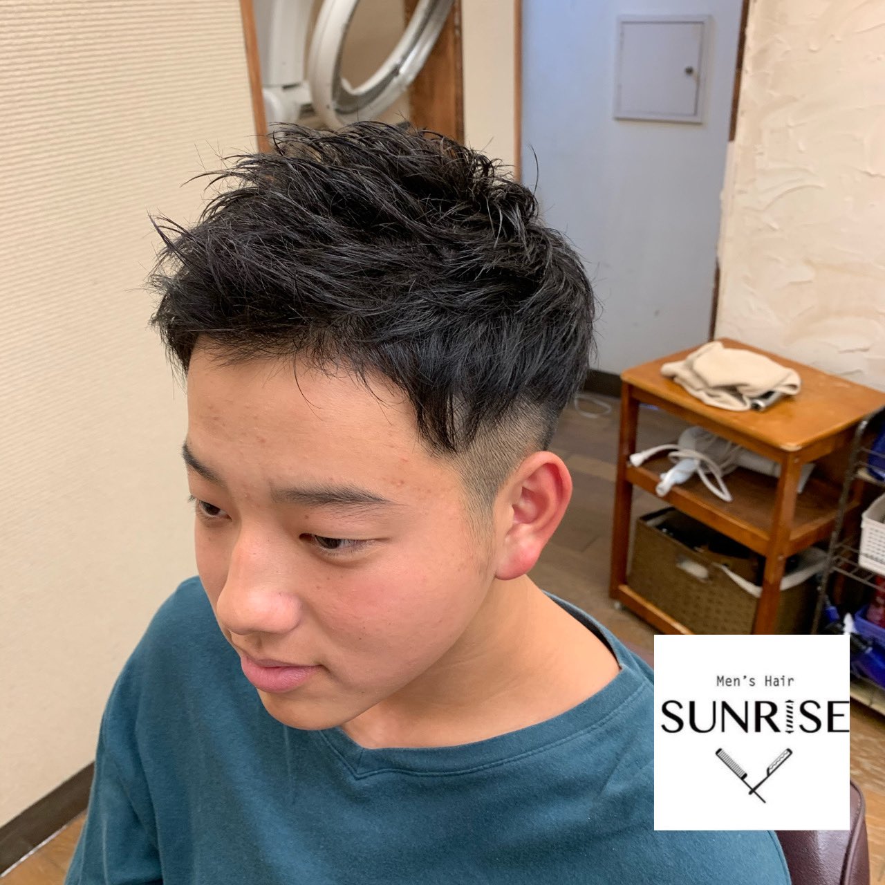 Men S Hair Sunrise 山本茂臣 ツーブロックスタイル ギリギリ校則違反じゃない 男前に 板橋区床屋 高島平 床屋 東武練馬床屋 高島平理容室 高島平理髪店 パンチパーマ アイロンパーマ フェードカット スキンフェード 男前 Iパーマ