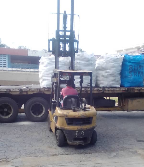 MercalOficial's tweet photo. Más de 4 mil suministros alimenticios son recibidos en el Centro de Acopio Canes, de @MercalLaGuaira, para la atención de los Programas Sociales establecidos en la entidad 
.
#VenezuelaDigital2020 https://t.co/JLEZUFtOnN