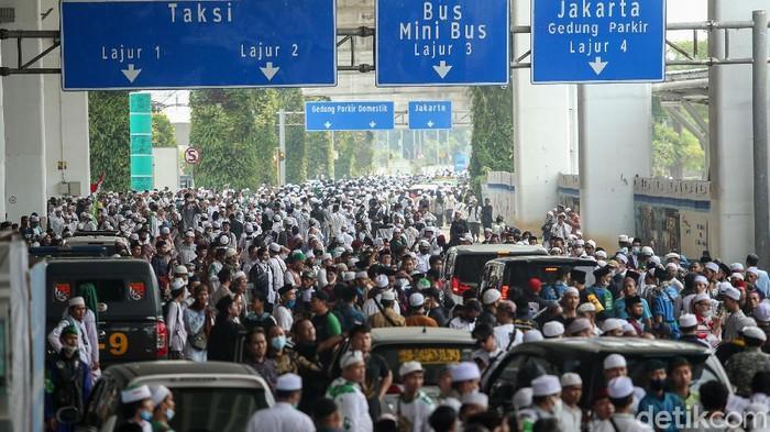 detikcom's tweet photo. #Foto Imam Besar FPI Habib Rizieq Syihab akhirnya tiba di Indonesia. Habib Rizieq langsung keluar dari Terminal 3 dan langsung berorasi. Berikut momennya: #HabibRizieq

Baca selengkapnya di https://t.co/xrzCRPsiJI
Foto: Rifkianto Nugroho/detikcom https://t.co/lkSUOxvhMw