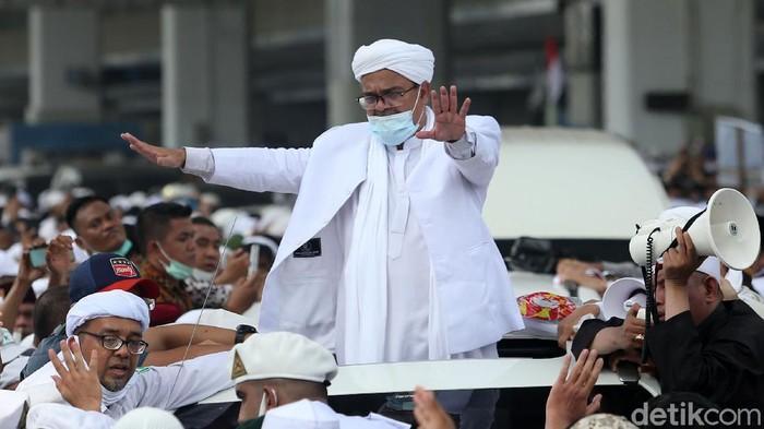 detikcom's tweet photo. #Foto Imam Besar FPI Habib Rizieq Syihab akhirnya tiba di Indonesia. Habib Rizieq langsung keluar dari Terminal 3 dan langsung berorasi. Berikut momennya: #HabibRizieq

Baca selengkapnya di https://t.co/xrzCRPsiJI
Foto: Rifkianto Nugroho/detikcom https://t.co/lkSUOxvhMw