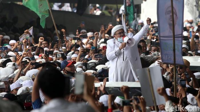 detikcom's tweet photo. #Foto Imam Besar FPI Habib Rizieq Syihab akhirnya tiba di Indonesia. Habib Rizieq langsung keluar dari Terminal 3 dan langsung berorasi. Berikut momennya: #HabibRizieq

Baca selengkapnya di https://t.co/xrzCRPsiJI
Foto: Rifkianto Nugroho/detikcom https://t.co/lkSUOxvhMw