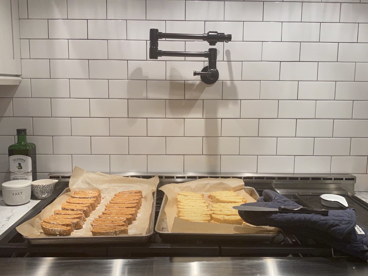 triciaf921's tweet photo. Fresh baked biscotti
#gingerbread
#originalcake
#penzeys
#futurebiscottishopowner
#coffeeinthemorning https://t.co/90SMiUEBkP