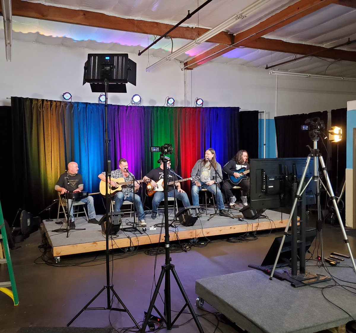 999KISW's tweet photo. Getting ready for #liveday tomorrow at @liveoakav with @CustomSeattle. https://t.co/beiOItMeET