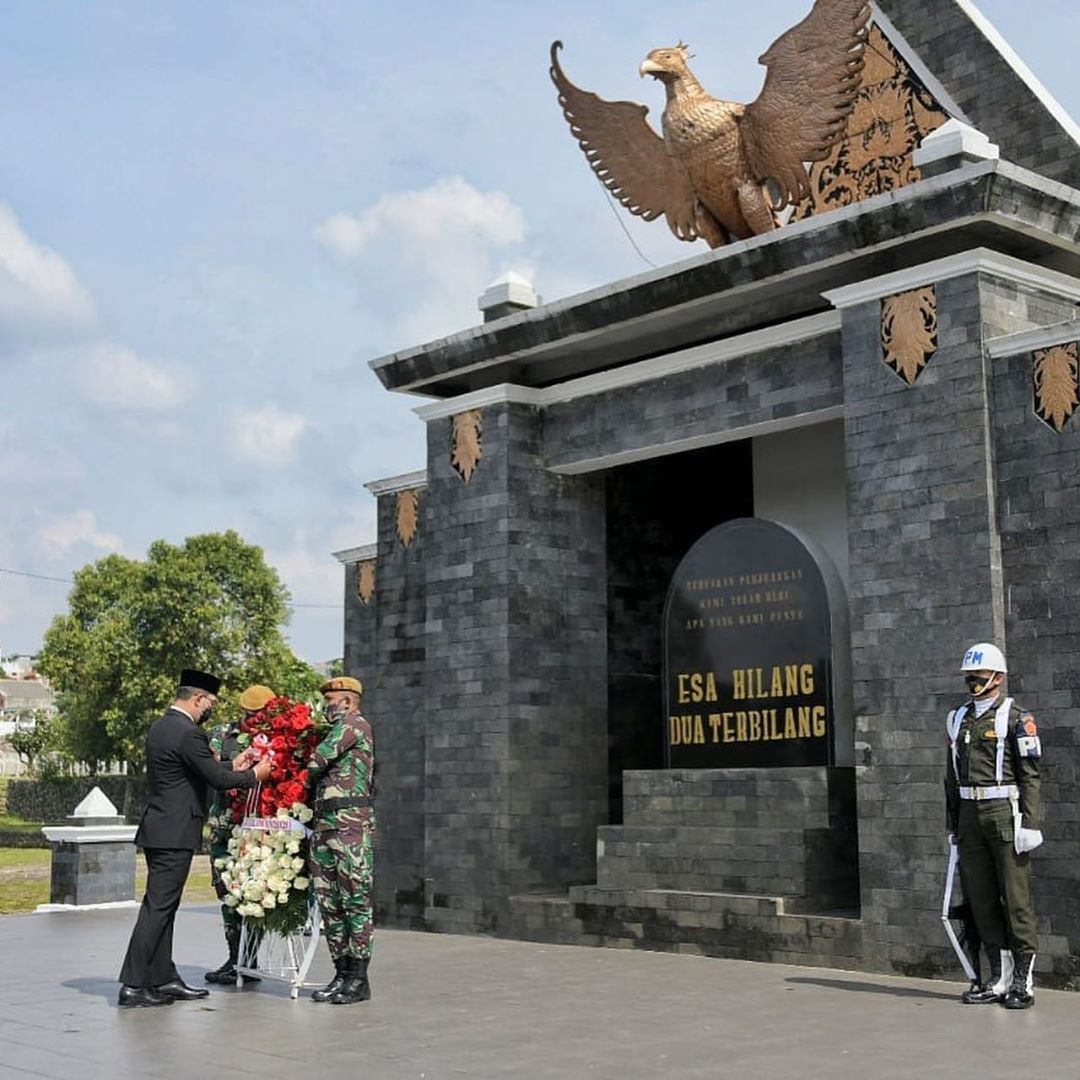 ridwankamil's tweet photo. SELAMAT HARI PAHLAWAN

Pagi ini melaksanakan upacara Hari Pahlawan dan tabur bunga di Taman Makam Pahlawan Cikutra Bandung. Tabur bunga disimbolisasikan kepada makam para Gubernur Jawa Barat yang dimakamkan di sini: Alm. Mashudi, Alm. Yogie S Memet dan Alm. Aang Kunaefi. https://t.co/XNJoWag8sJ