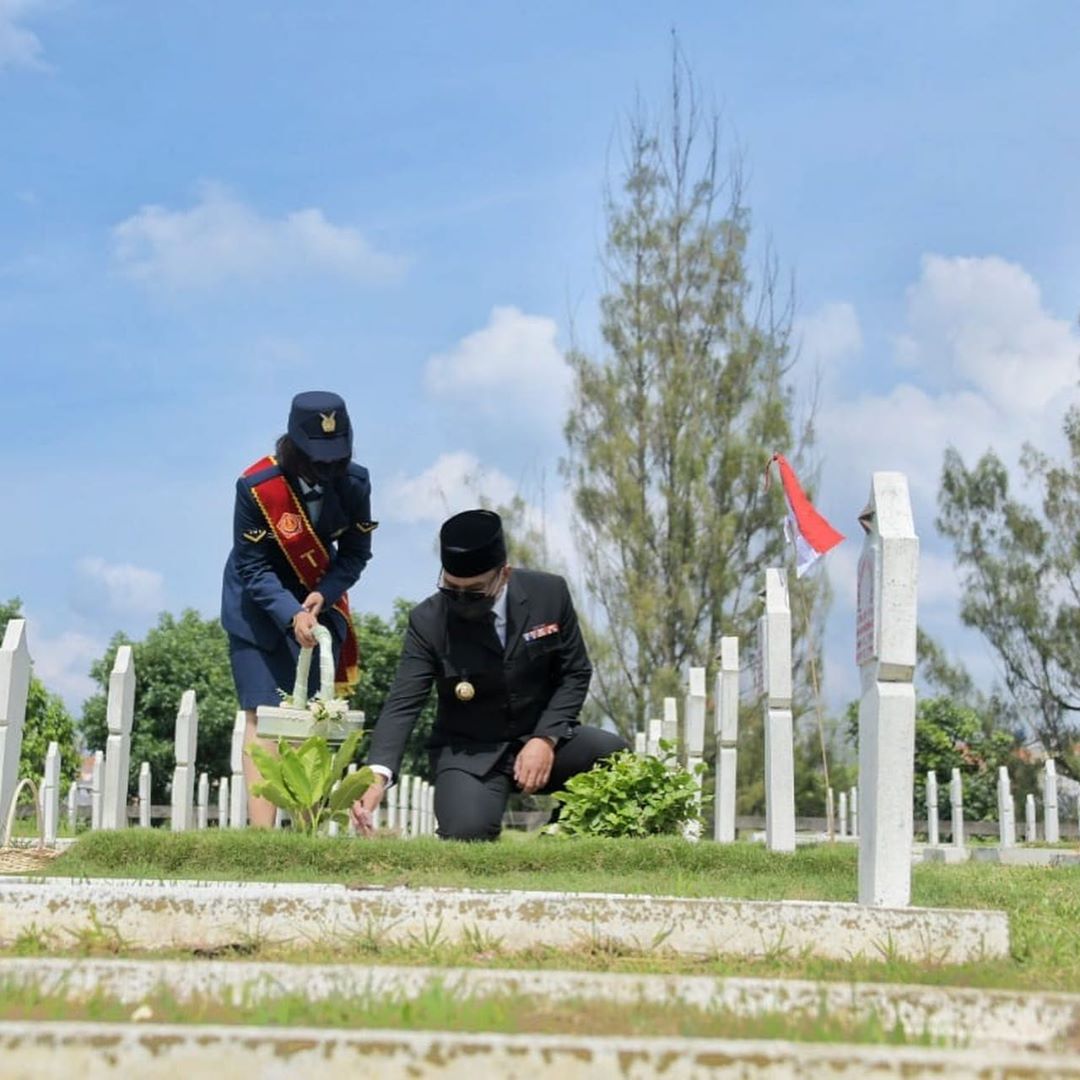 ridwankamil's tweet photo. SELAMAT HARI PAHLAWAN

Pagi ini melaksanakan upacara Hari Pahlawan dan tabur bunga di Taman Makam Pahlawan Cikutra Bandung. Tabur bunga disimbolisasikan kepada makam para Gubernur Jawa Barat yang dimakamkan di sini: Alm. Mashudi, Alm. Yogie S Memet dan Alm. Aang Kunaefi. https://t.co/XNJoWag8sJ
