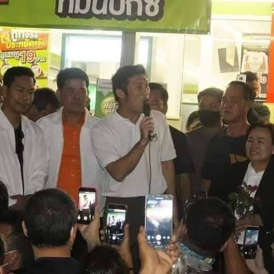 tigeryellowlive's tweet photo. ชาวปราจีน.. ขับไล่ "ธนาธร"  ระหว่างช่วยหาเสียง เลือกตั้ง อบจ. #หยุดคุกคามคนเห็นต่าง  #หยุดทำลายสถาบัน https://t.co/1lgfaGIiVV