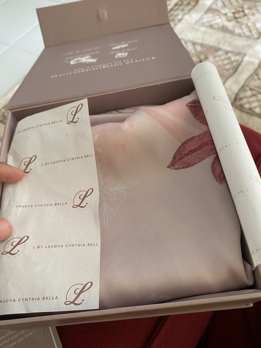 _terrqq's tweet photo. 🙈 thank you husband. Haritu suruh pilih satu je nak mana. Sampai parcel ada dua! Iloveyouuuuuuu #LbyLCB https://t.co/PYDnRkWF0R