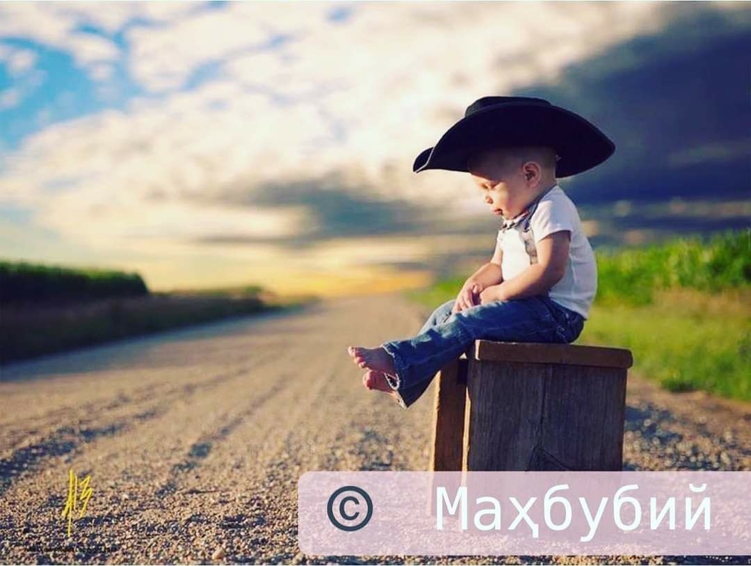 маленькие детки. ребенок мальчик. маленькая жизнь маленького мальчика. в гармонии с природой дети. мальчик на природе.