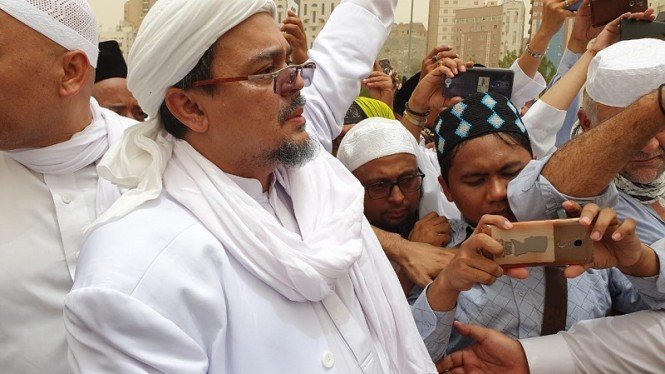 VIVAcoid's tweet photo. Mantan Ketua MK, Jimly Asshiddiqie, menyarankan Habib Rizieq Shihab, untuk berjuang melalui Partai Politik. Sebab jika hanya melakukan mobilisasi massa turun ke jalan untuk memperjuangkan aspirasinya, akan lebih banyak mudharatnya. https://t.co/AW8FgBmYfP https://t.co/6v2n6ujeVr