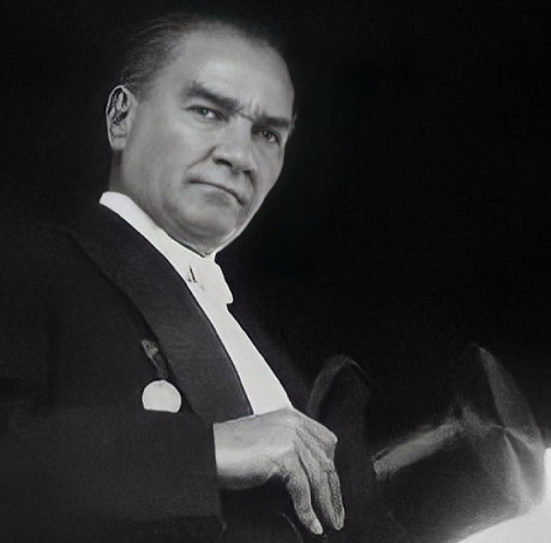 ‘’Sen hiç eğilmediğin için biz halen ayaktayız’’

Saygı,minnet,özlem ile...