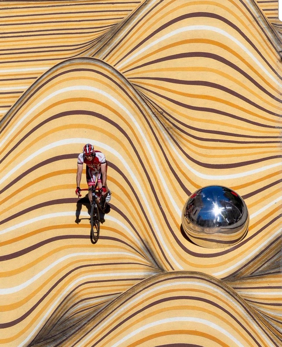 Blasterkid's tweet photo. This is an optical illusion by NÓS for the Montreal Museum of Fine Arts.  Outdoor exhibition.  Pretty cool #opticalillusion #exhibition #montrealmuseum https://t.co/sL4yE5dsOz