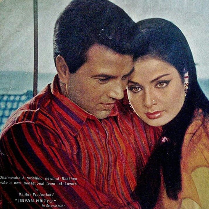 sowika71's tweet photo. 💖💖💖
#Dharmendra and #Rakhee in the film 'Jeevan Mrityu', 1970.
Photo from the old magazine.

Thanks to our friend Angela for sharing this awesome vintage pic.🌹

#screencouples #bollywoodflashback #vintagephoto #indiancinema #legends https://t.co/8OstfNAnAI