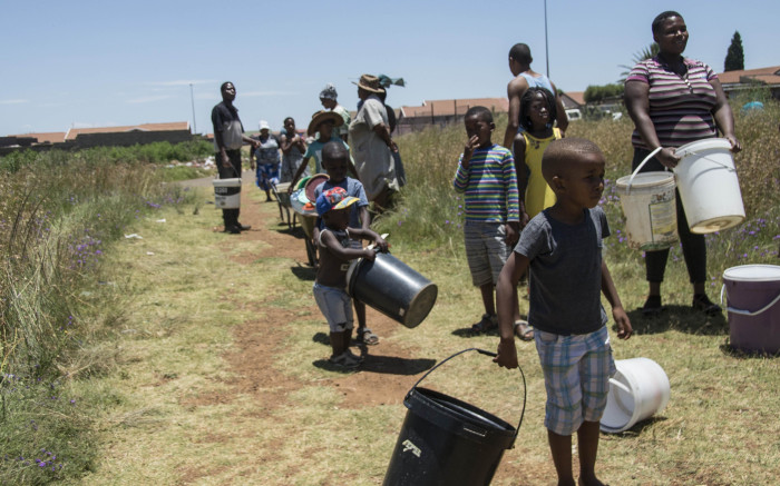 ewnupdates's tweet photo. Deprived access to a basic human right: Emfuleni Municipality residents threaten to boycott Wednesday’s by-elections after having to go several days without water. | @Thand_okuhle https://t.co/V74Lel8ByK https://t.co/375MIP1Yzm