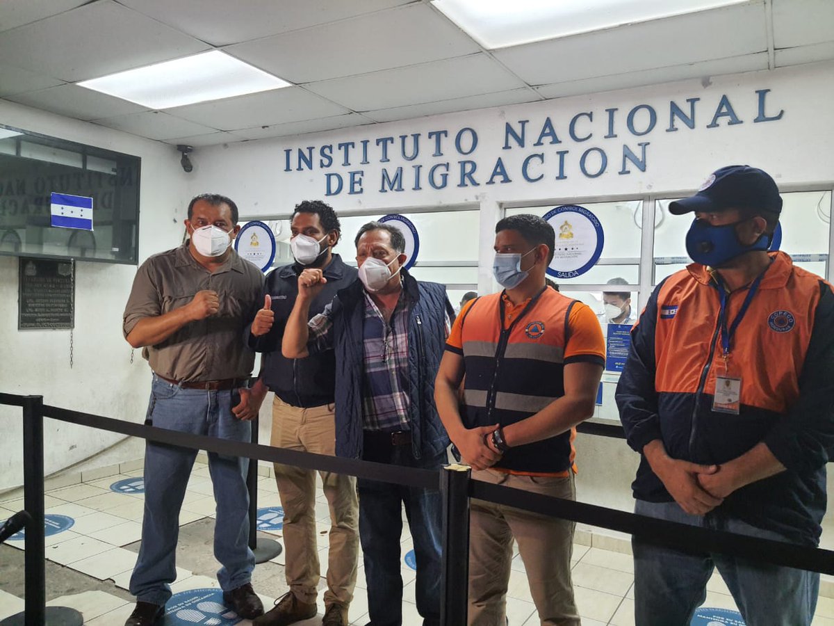 CancilleriaHN's tweet photo. Ahora▶️ Un contingente conformado por rescatistas,enfermeras y personal de apoyo, 233 en total, se desplazan hacia Honduras, el embajador hondureño Cesar Pinto, junto a autoridades salvadoreñas los reciben en la frontera de El Poy. Gracias hermanos salvadoreños.🇸🇻 https://t.co/jH3fD2l3cb