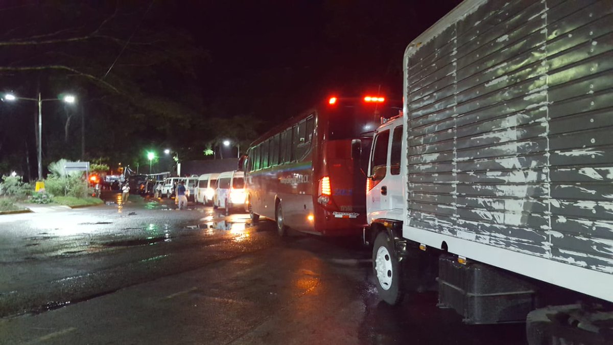 CancilleriaHN's tweet photo. Ahora▶️ Un contingente conformado por rescatistas,enfermeras y personal de apoyo, 233 en total, se desplazan hacia Honduras, el embajador hondureño Cesar Pinto, junto a autoridades salvadoreñas los reciben en la frontera de El Poy. Gracias hermanos salvadoreños.🇸🇻 https://t.co/jH3fD2l3cb