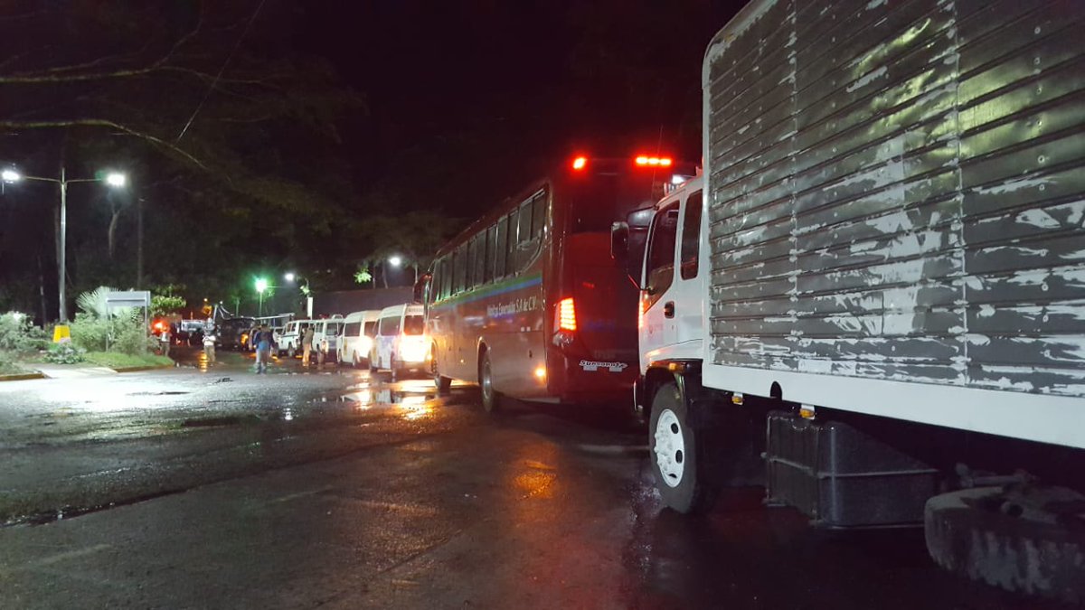CancilleriaHN's tweet photo. Ahora▶️ Un contingente conformado por rescatistas,enfermeras y personal de apoyo, 233 en total, se desplazan hacia Honduras, el embajador hondureño Cesar Pinto, junto a autoridades salvadoreñas los reciben en la frontera de El Poy. Gracias hermanos salvadoreños.🇸🇻 https://t.co/jH3fD2l3cb