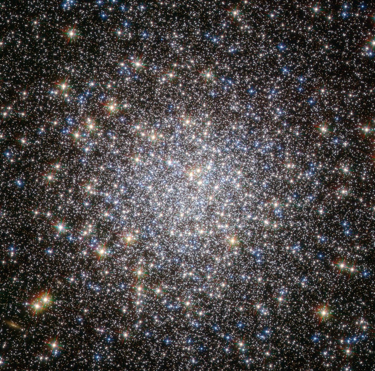emilyplay_'s tweet photo. #Messier5 por el telescopio espacial @NASAHubble 😍

Un cúmulo globular formado por más de 100.000 estrellas unidas por la gravedad y con una edad aproximada de unos 13 mil millones de años. Este "racimo estelar" se encuentra a 25.000 años luz del Sistema Solar.

#BuenMartes ✨ https://t.co/RVkECXJDWl