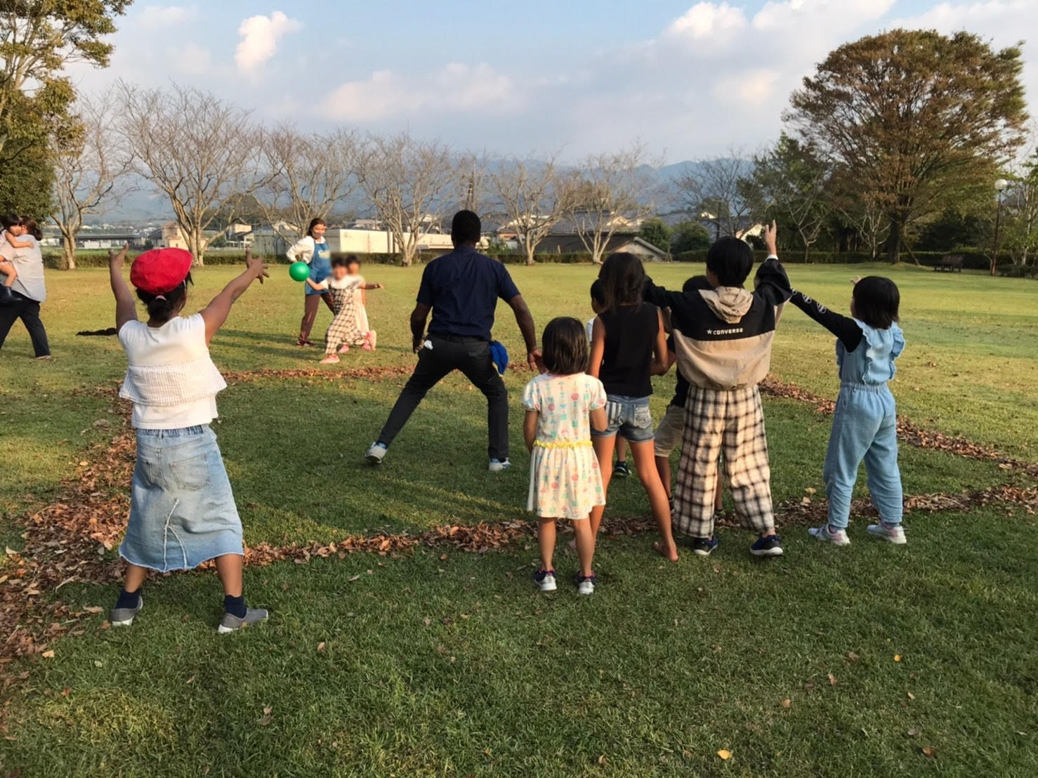 豊栄グループ もうすぐ1年を迎える英語学童 Laugh N Learn が 都城圏域で配布されるクーポンマガジン フリクリ から取材を受けました 遊びの中から英語をマスターし始めている子供達です 体験など詳しくは0986 36 5030まで Laugh N Learn ラフ