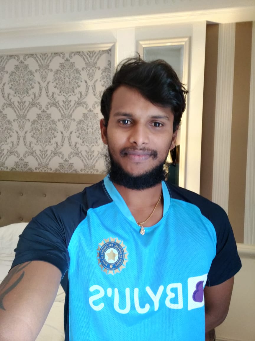 SunRisers's tweet photo. #TeamIndia blue looks good on you 🧡💙

#OrangeArmy #KeepRising @Natarajan_91 https://t.co/EHg61SfdrT