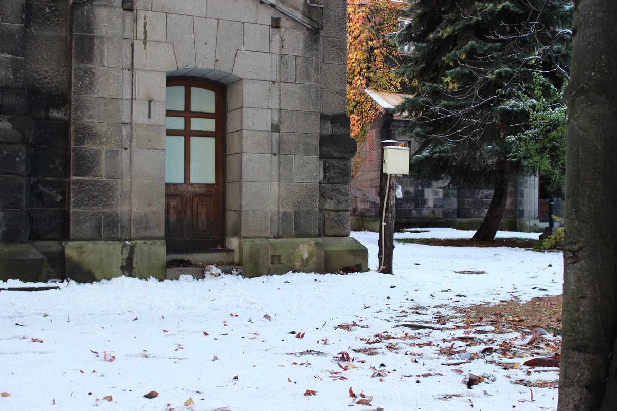 Siafラウンジ 11 10 Tue 19 00まで開室しています 昨日は雷と雪霰がすごかったですね いよいよ本格的な冬の到来でしょうか Siafラウンジのある札幌市資料館周辺も すっかり冬模様となりました ご来館の際は十分 足元にお気をつけくださいね