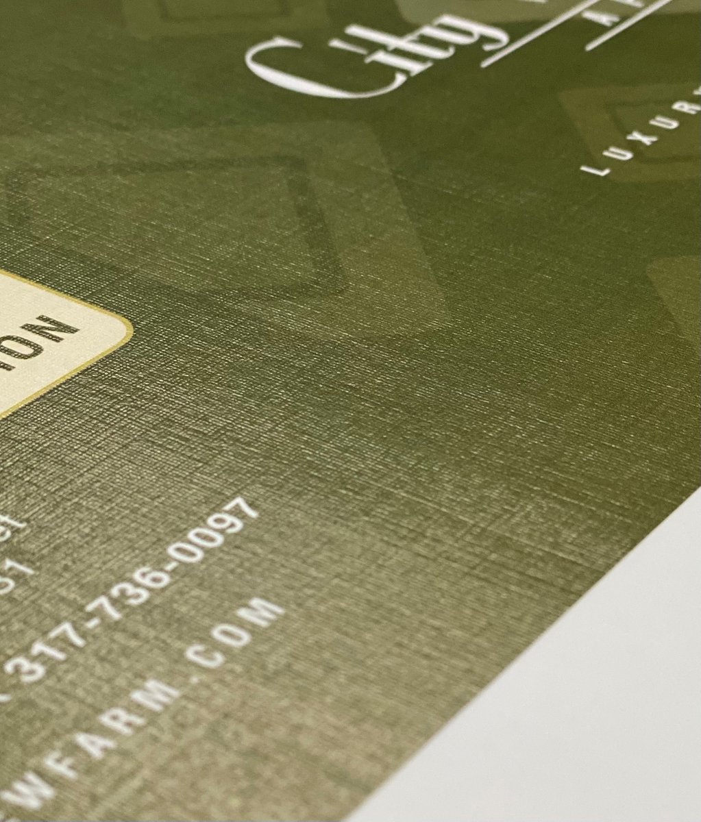 Want to set your print pieces apart from the competition's? Different types of paper and textures are small details that can make you stand out! 👍