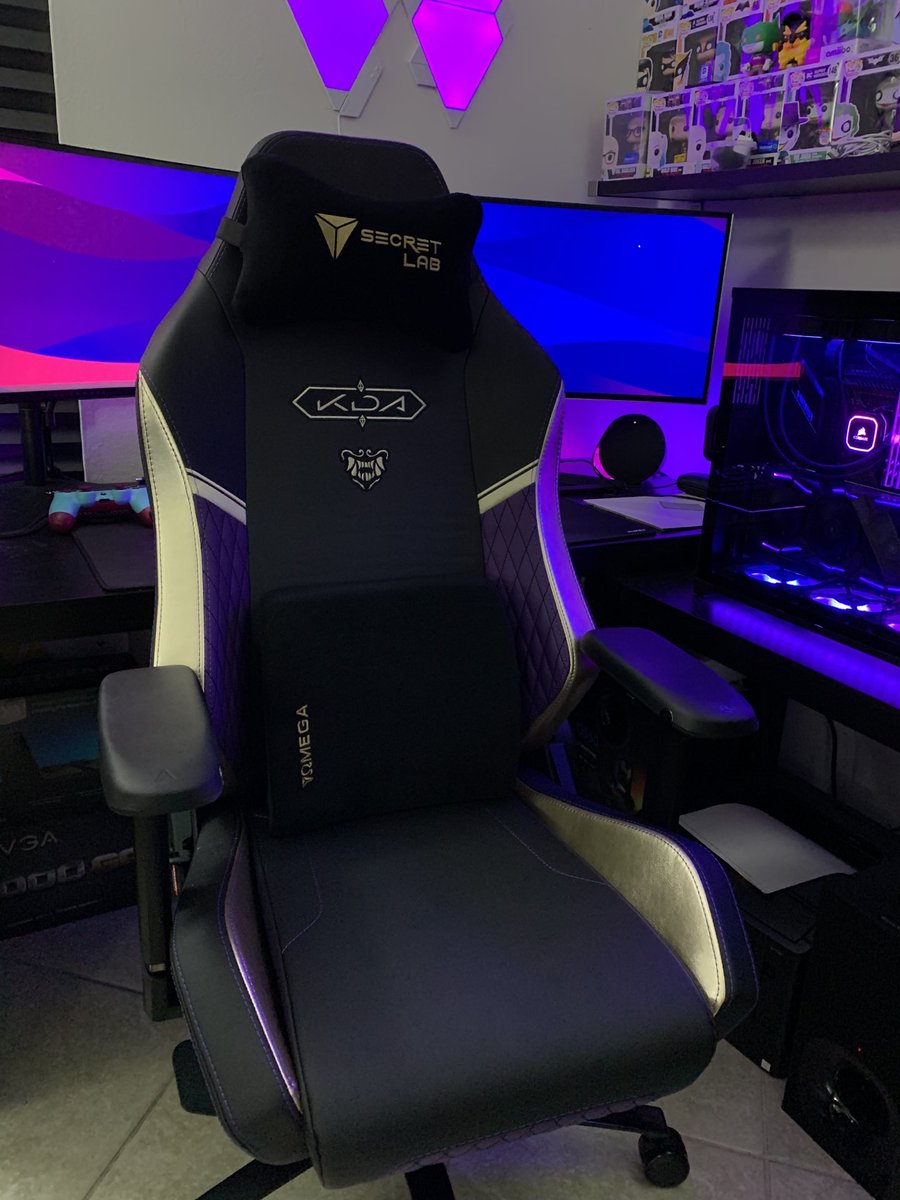 kausa30's tweet photo. This #secretlab chair looks sooooo good with my setup 😭👏🏻 https://t.co/cZDvUqlt8E