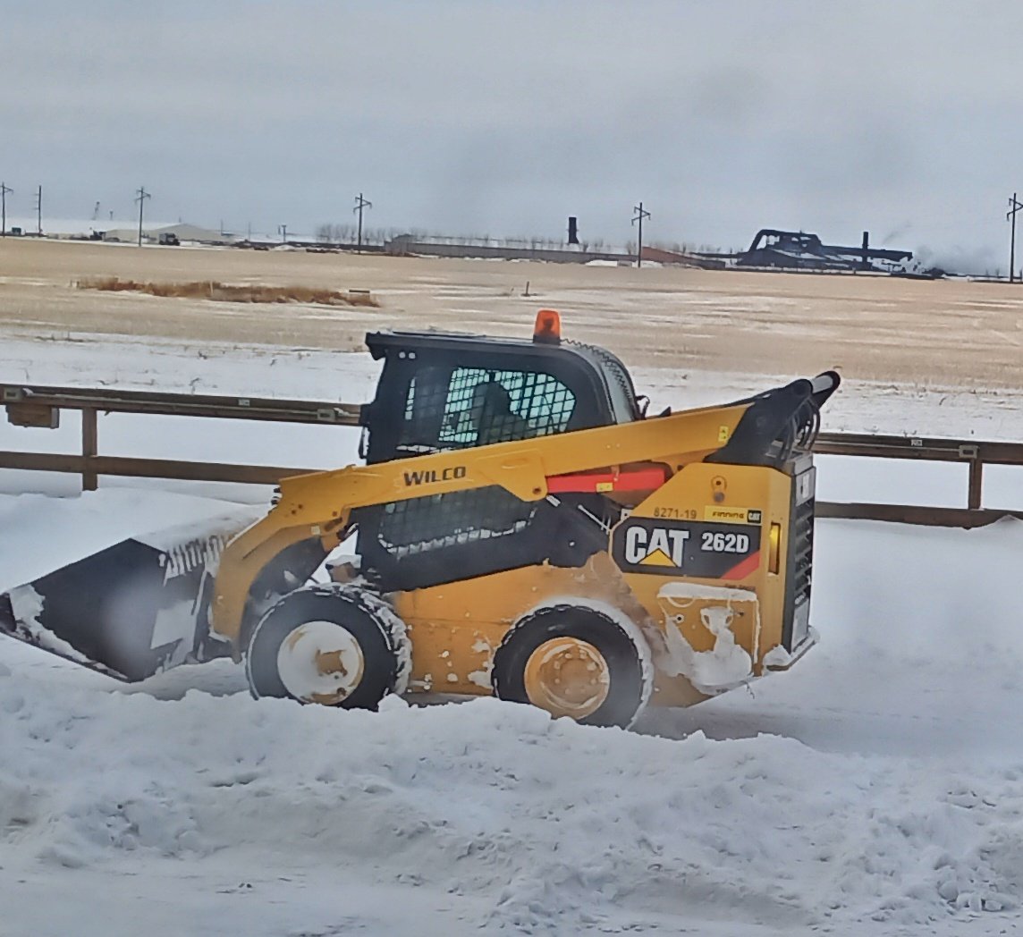 LambitEds's tweet photo. Busy bobcat! Thank you sir for helping clean our parking lot!
#snowstormsk https://t.co/60YPTnGvAF