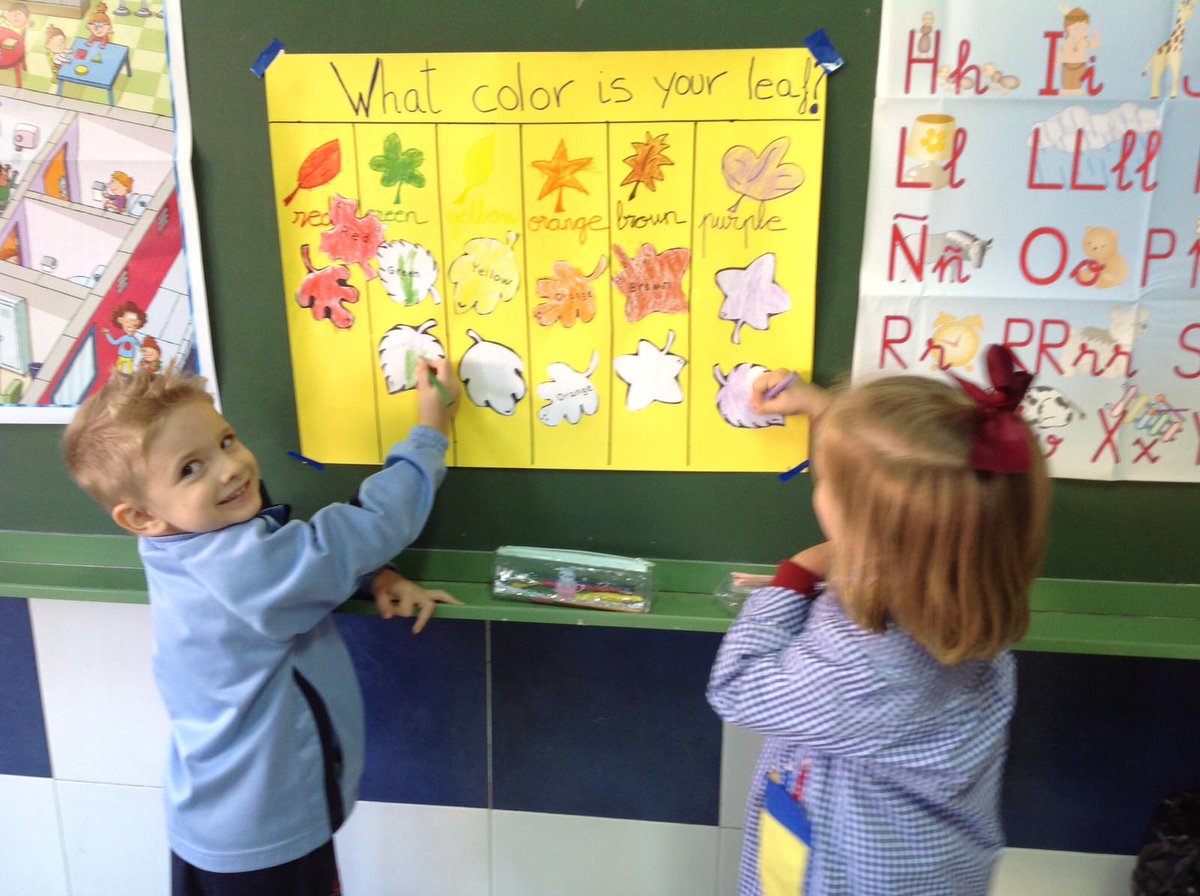 Our little ones say “hi” to Autumn. Leaves are falling from the trees, orange, yellow, brown, green... in the breeze. 🍂🍃🐿✨#EnglishIsFun