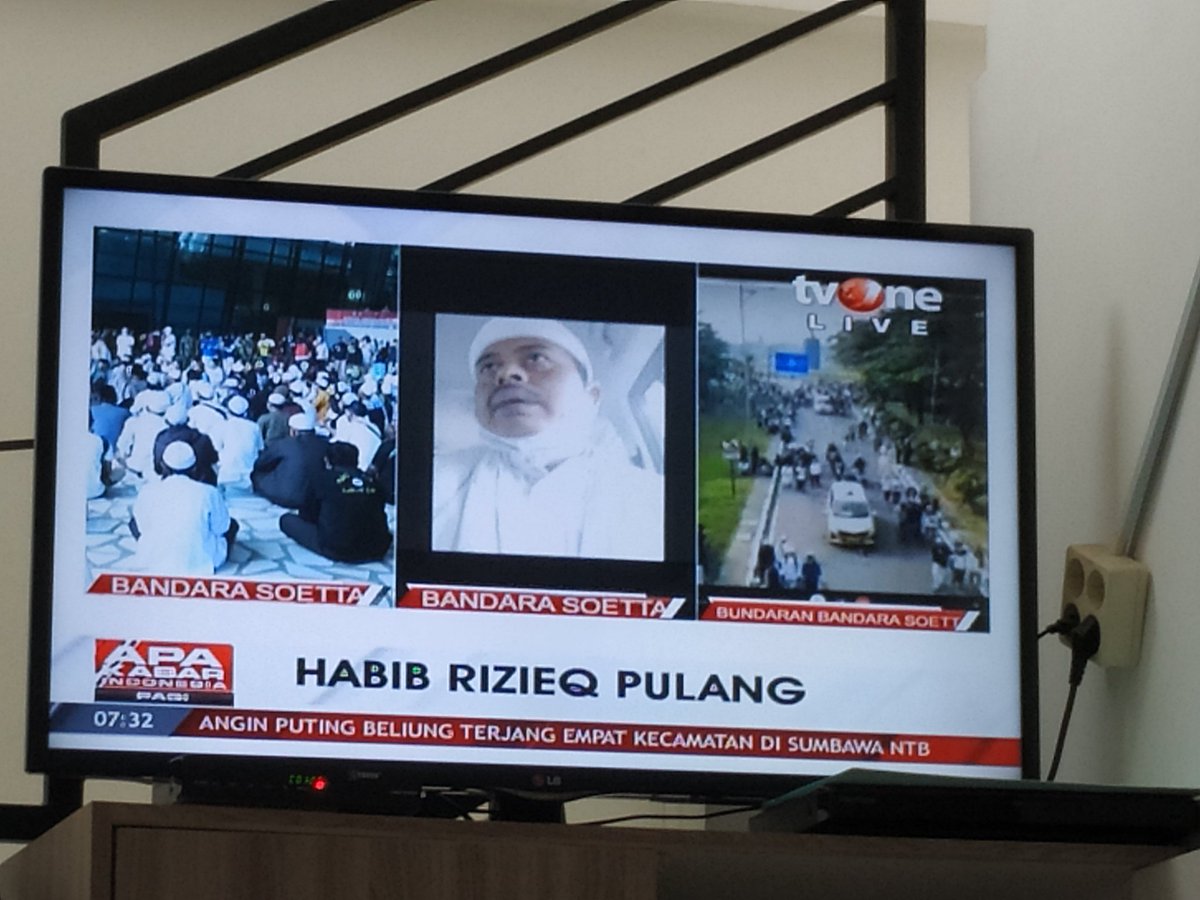 justfeby's tweet photo. Setelah muncul 2 tokoh pemersatu bangsa, dateng 1 orang pemecah bangsa... https://t.co/dHV59SIzUb