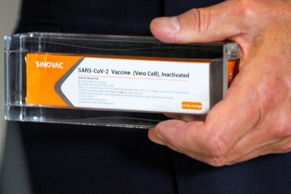 g1's tweet image. Anvisa suspende temporariamente ensaio clínico da Coronavac; interrupção acontece após a ocorrência de um &apos;evento adverso grave&apos; glo.bo/35cgBcS #G1