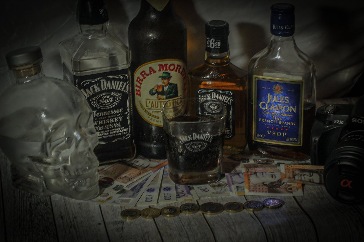DanteB91's tweet photo. Life can be good. 🥃🖤 Salute! And good health! #thegoodlife #positiveinnegatives #selfmade #photographyequipment #studioequipment #positivity #saluteatutti🥃 https://t.co/yrISdLuDnS