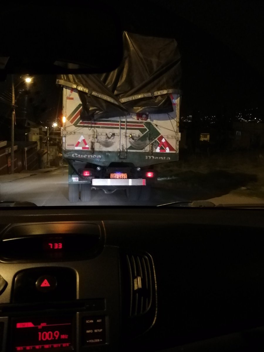 dianabacu's tweet photo. @emov_ep Señores su ayuda en la Calle del Sarar y Los Cerezos, muchos camiones irrespetan la señalizacion de  NO transporte pesado.. Es una via muy pronunciada y pueden ocasionar algún accidente ya que son camiones que bajan cargados, placas AAA-4660 Transporte Pionero https://t.co/RZOPs3JQ8w