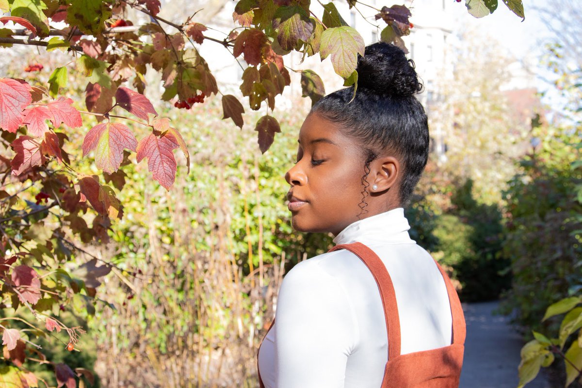 classicsynergy's tweet photo. That fall season feeling is pure magic and when you put a queen in the midst of that, purely indescribable.
@365DaysOfAutumn
#fallshootsarethebest🍂❤️ #fallshoots🍁 #fallshootschicago #chicagophotographer #hydeparkchicago #fallvibes #blackgirlmagic https://t.co/tylyTo0uoX