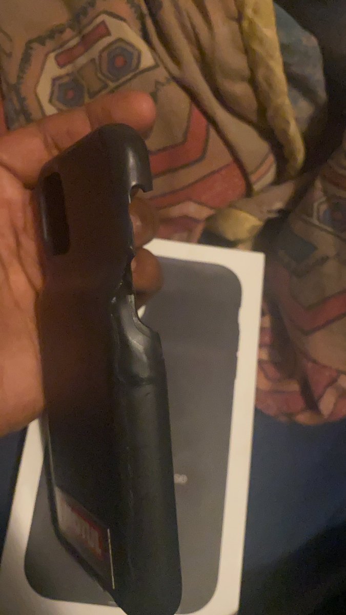 FrivO_7's tweet photo. @AppleSupport my case has been falling apart for a while now is there any coverage on phone cases? https://t.co/IdVazaTq1c