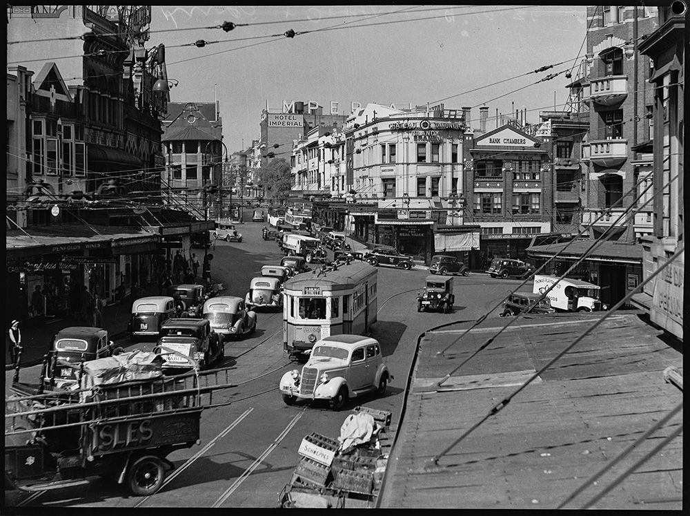 statelibrarynsw's tweet photo. A blast from the past for #TransportTuesday 🚗 This image of #KingsCross traffic was featured in a #PixMagazine story published on 1 April 1950. @TransportforNSW
View more images from the series here: https://t.co/rqeDqW4DGM https://t.co/hLsCYFPUf3