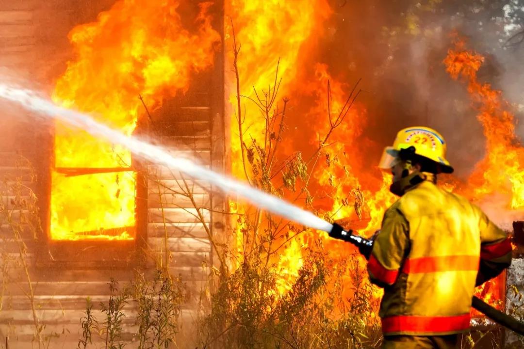 DaomingCo's tweet photo. In a #fire, the most serious burns often occur in the area where people's clothes are on fire, so wearing flame-retardant protective clothing can effectively provide protection for workers and reduce the number of casualties caused by heat injury #accidents.
#DM #daoming https://t.co/WBx349xhYn