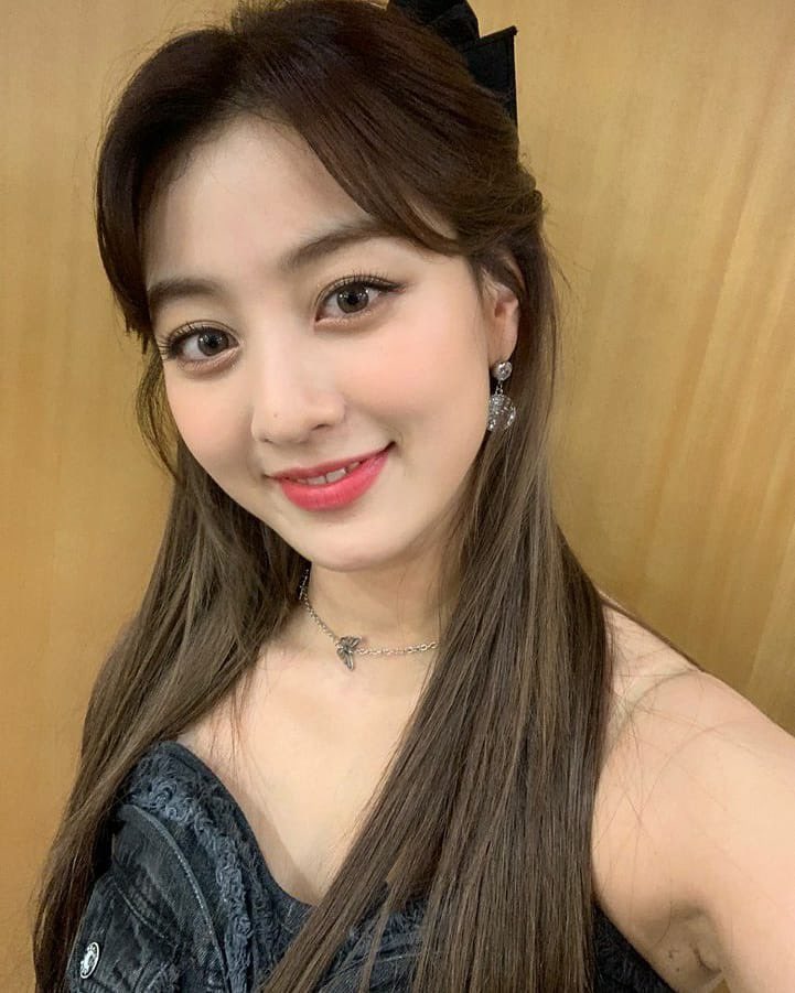 StuckOnTwice247's tweet photo. Break-ups are never easy and they are meant to be private. 

Jihyo, nothing’s changed. I just hope you’re healthy and happy doing what you love. I will continue to support you no matter what 💛

JIHYO BEST GIRL
JIHYO VOCALS 
JIHYO LEADER
JIHYO STAGE PRESENCE
JIHYO CHARISMA https://t.co/x3YJPzNEzc