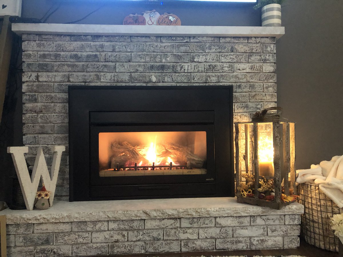 TaylorRozell1's tweet photo. Something I appreciate about my house is my fireplace especially on cold days like today! 🔥 #Simmonsgratitude https://t.co/AiZv6t4zBS