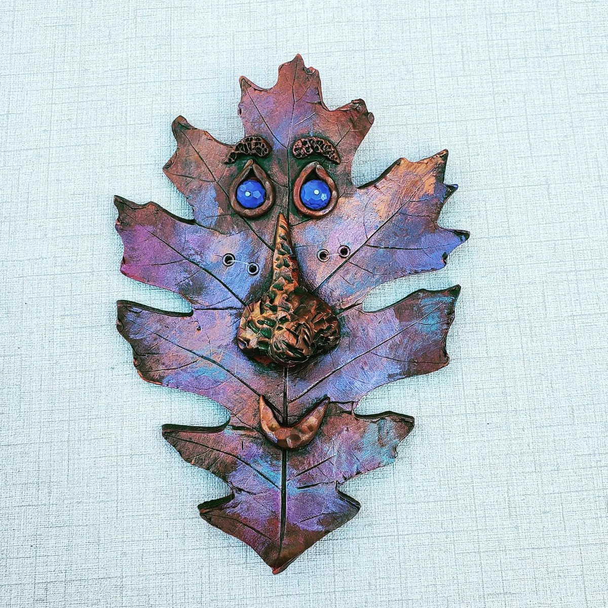 secret_springs's tweet photo. A scarlet oak is my husband's favorite leaf.they are a dark deep red this time of year. #SecretSpringsStudio #fallleaves #artistsontwitter #fantasyart #GardenersWorld #celticxmas https://t.co/nJOzyArsNS