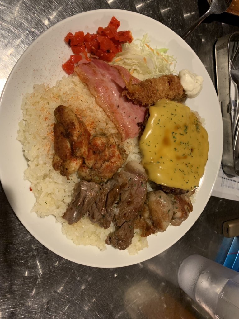 zoomaeda's tweet photo. 枚方のハングオン閉店してた。。
学生時代よく行ってたのに。
悲しい😭
さよならウィアーザ・ワールド https://t.co/aQjrPSriX6