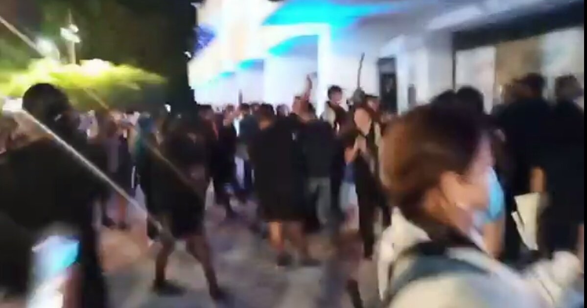 DomyCalles's tweet photo. A balazos #MaraLezama, manda a dispersar la manifestación en el ayuntamiento en #Cancún. Esa es su respuesta a la exigencia de #justicia ante tanto #feminicidio. Ni una menos!!! #cancunfeminicida #JusticiaParaAlexis #NiUnaMenos #QuintanaRooFeminicida https://t.co/zkN6BvBW43