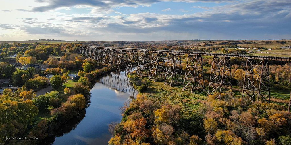 NorthDakota's tweet photo. Sky views over the "City of Bridges". 😍 #BeNDLegendary https://t.co/hqTkZK5gWa

📷: @jensenairllc 📍 Valley City, North Dakota https://t.co/rr3KfG0HUw